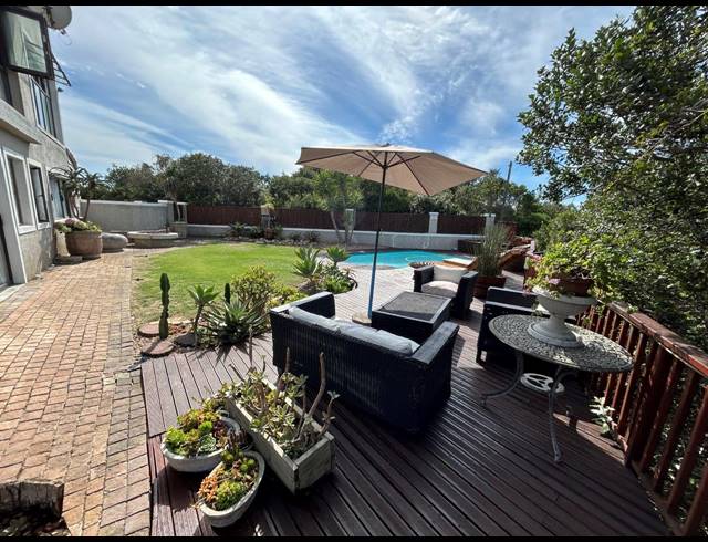 8 BEDROOM HOUSE FOR SALE IN PARADISE BEACH